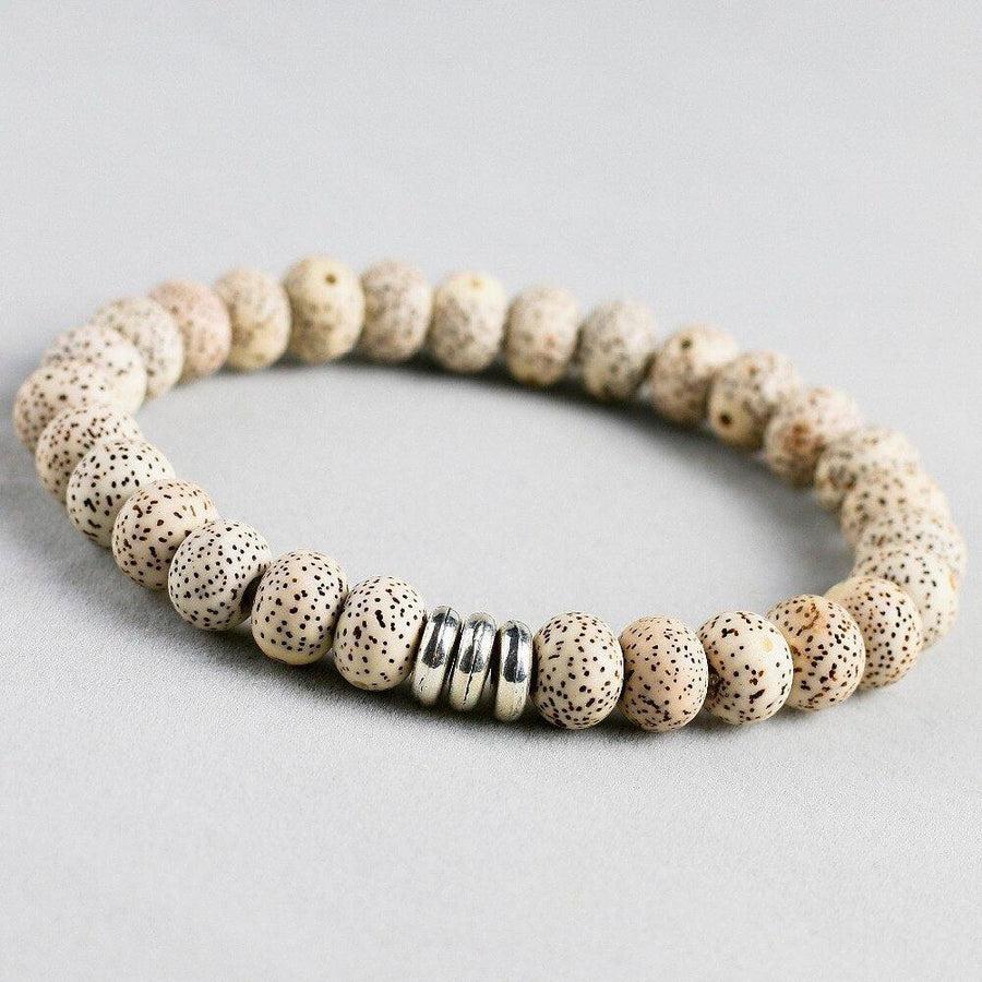 Vue rapprochée des perles naturelles du bracelet tibétain