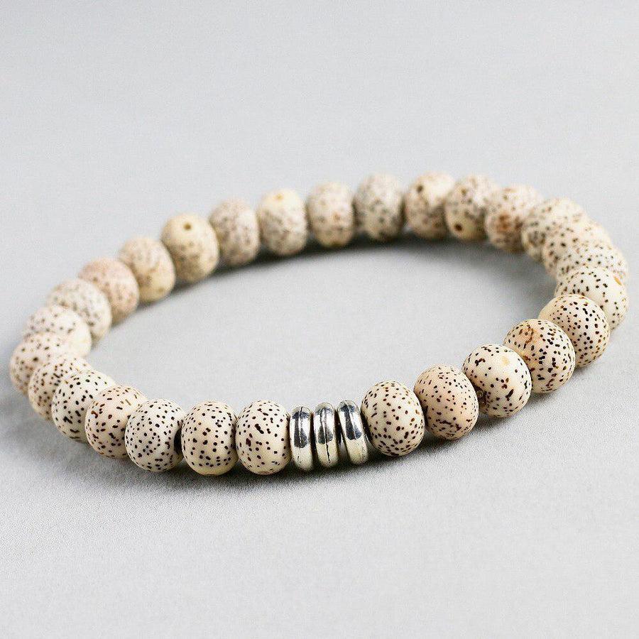 Détail des graines de Bodhi sur bracelet bouddhiste