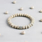 Aspect moucheté des perles du bracelet tibétain