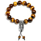 Vue rapprochée du bracelet tibétain, perles brunes et dorées