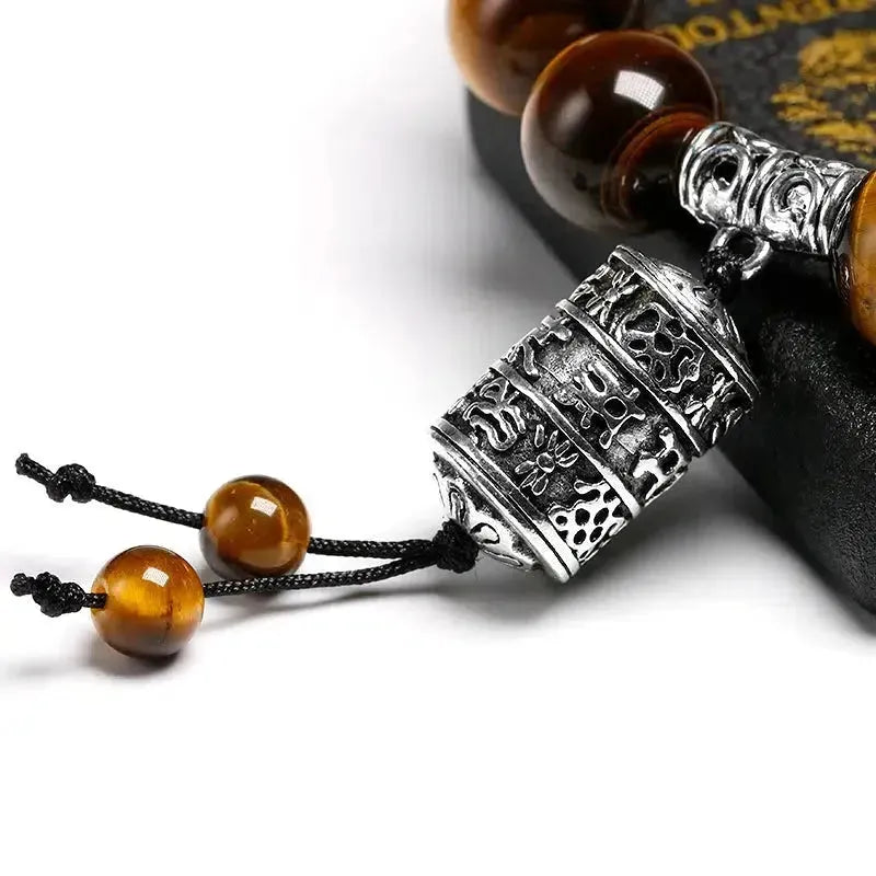 Détail du fermoir gravé du mantra sur le bracelet bouddhiste