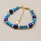 Bracelet avec perles bleues et dorées en gros plan