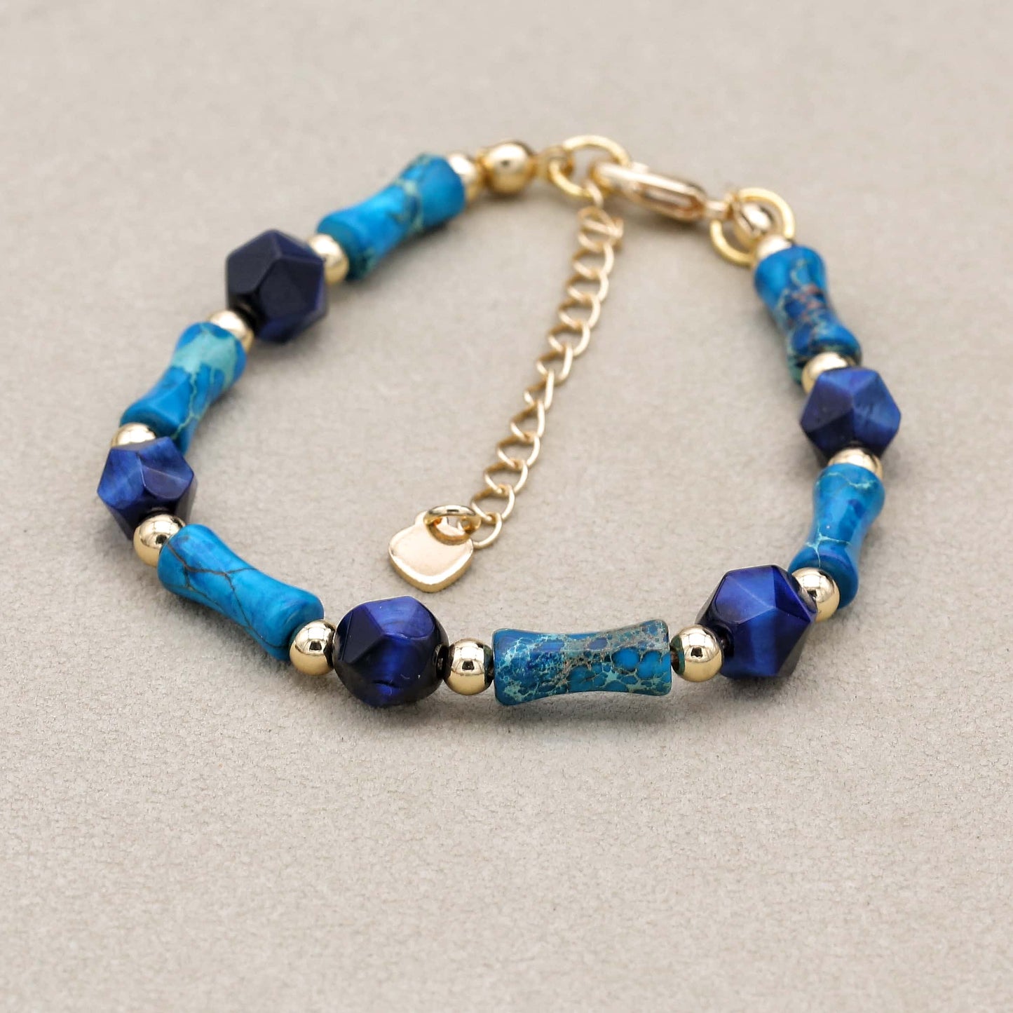 Bracelet avec perles bleues et dorées en gros plan