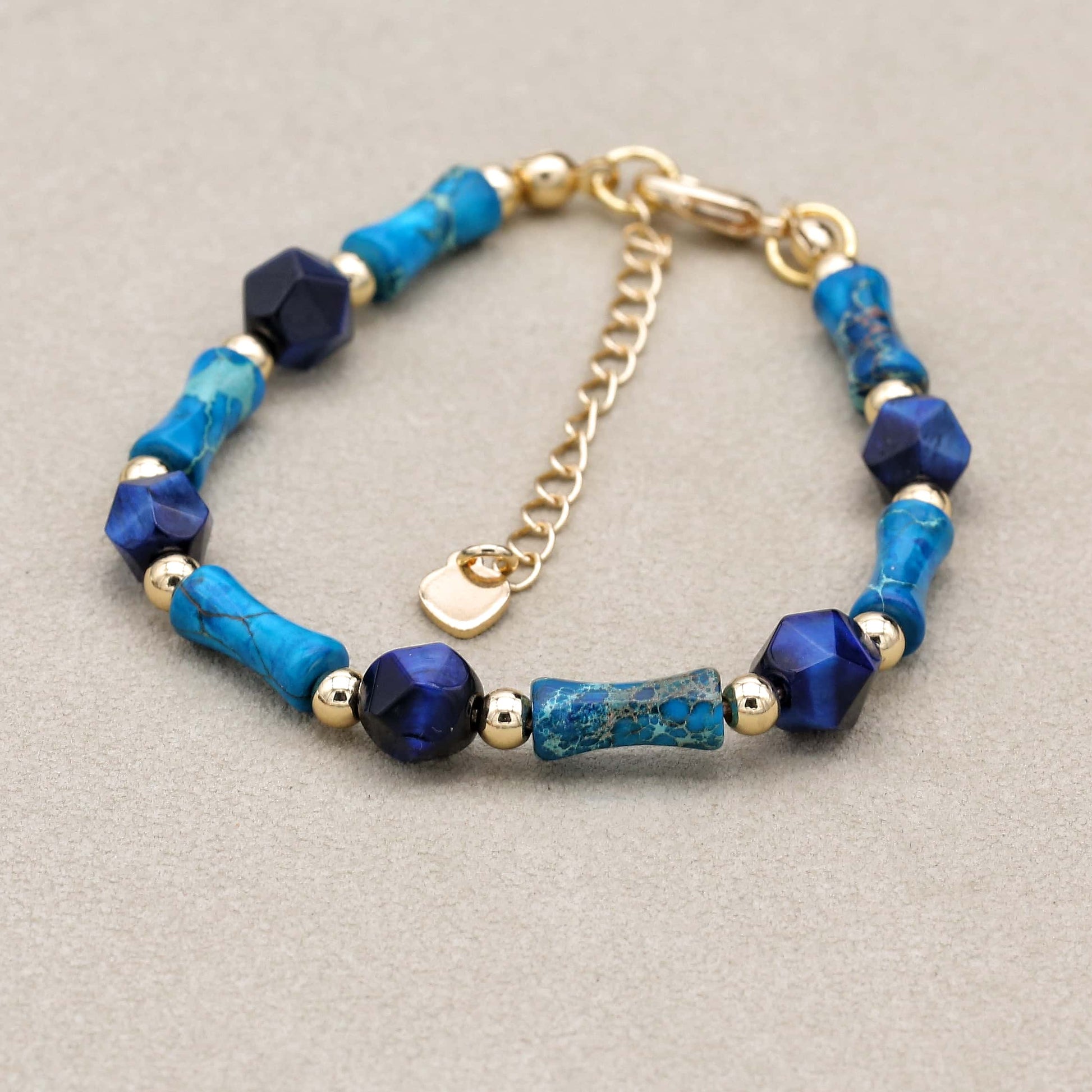 Bracelet avec perles bleues et dorées en gros plan