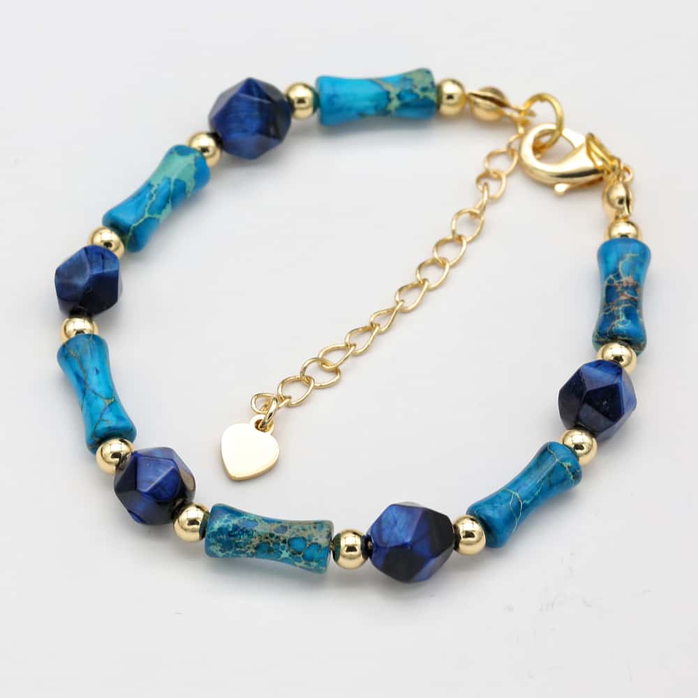 Vue latérale du bracelet avec perles facettées scintillantes
