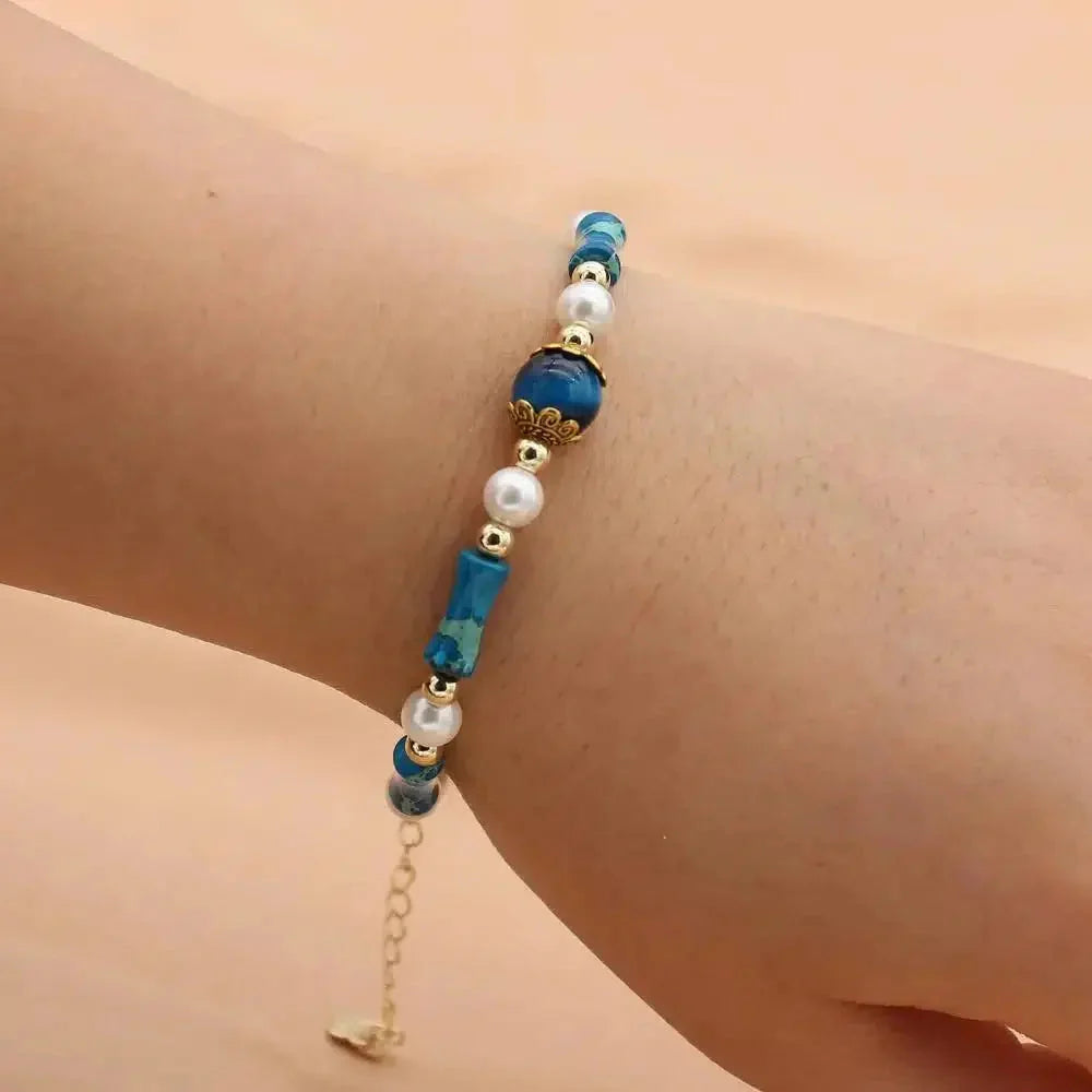 Vue latérale du bracelet montrant les perles marbrées