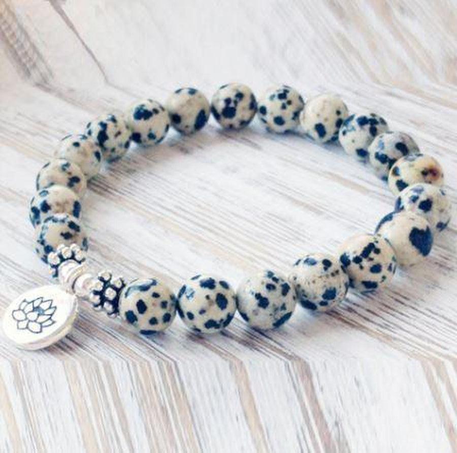 Bracelet jaspe dalmatien avec charm Lotus en détail