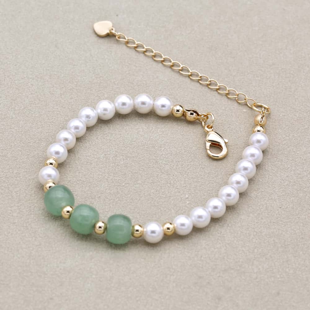 Détail des perles dorées et aventurine du bracelet