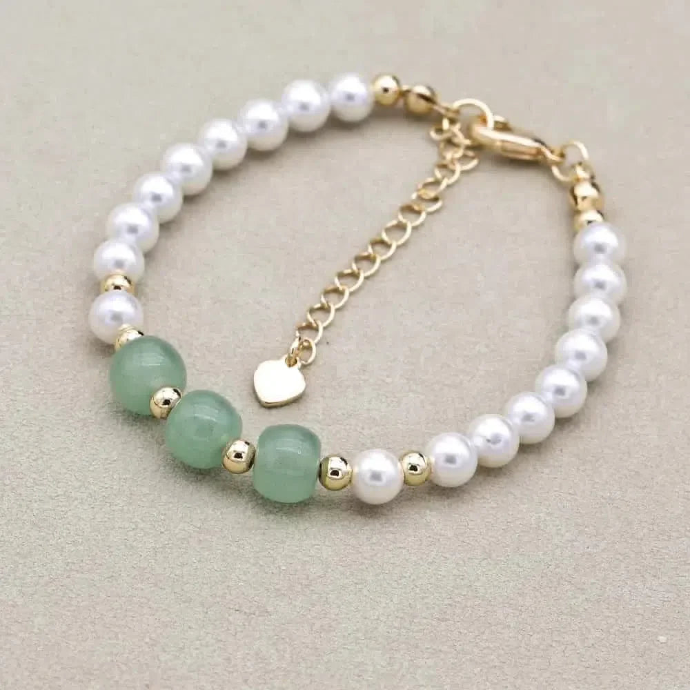Bracelet élégant avec perles blanches et accents dorés