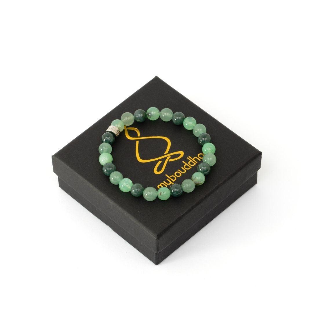 Gros plan sur les perles d'aventurine et jade du bracelet