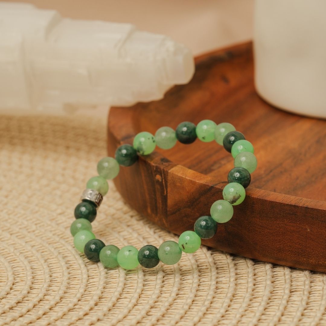 Vue latérale du bracelet montrant la perle en argent