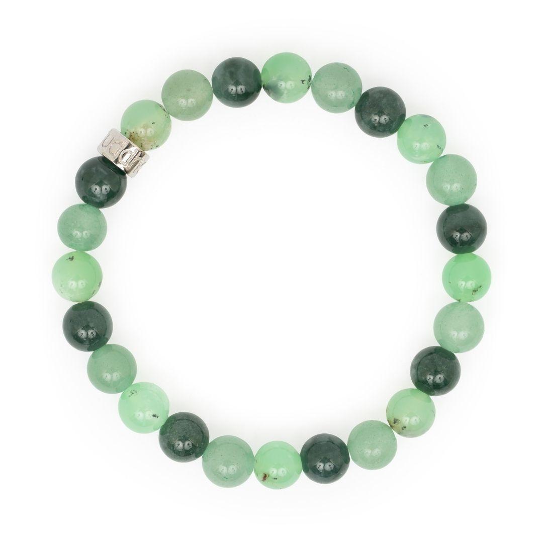Détail des pierres naturelles et perle argentée du bracelet