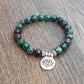 Bracelet en agates indiennes avec charm lotus en gros plan
