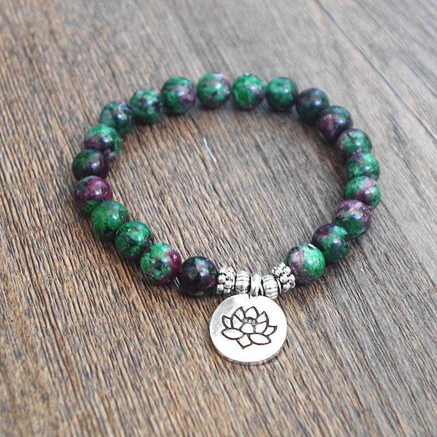 Bracelet en agates indiennes avec charm lotus en gros plan
