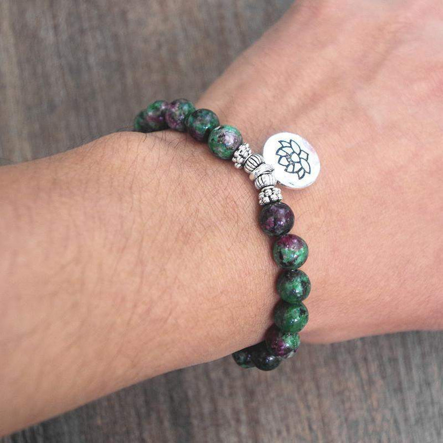 Vue latérale du bracelet en agates indiennes et charm lotus