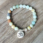 Gros plan sur bracelet amazonite avec charm Om