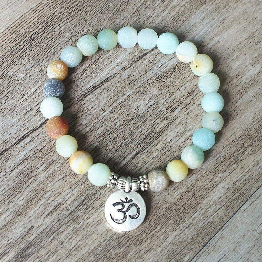 Gros plan sur bracelet amazonite avec charm Om
