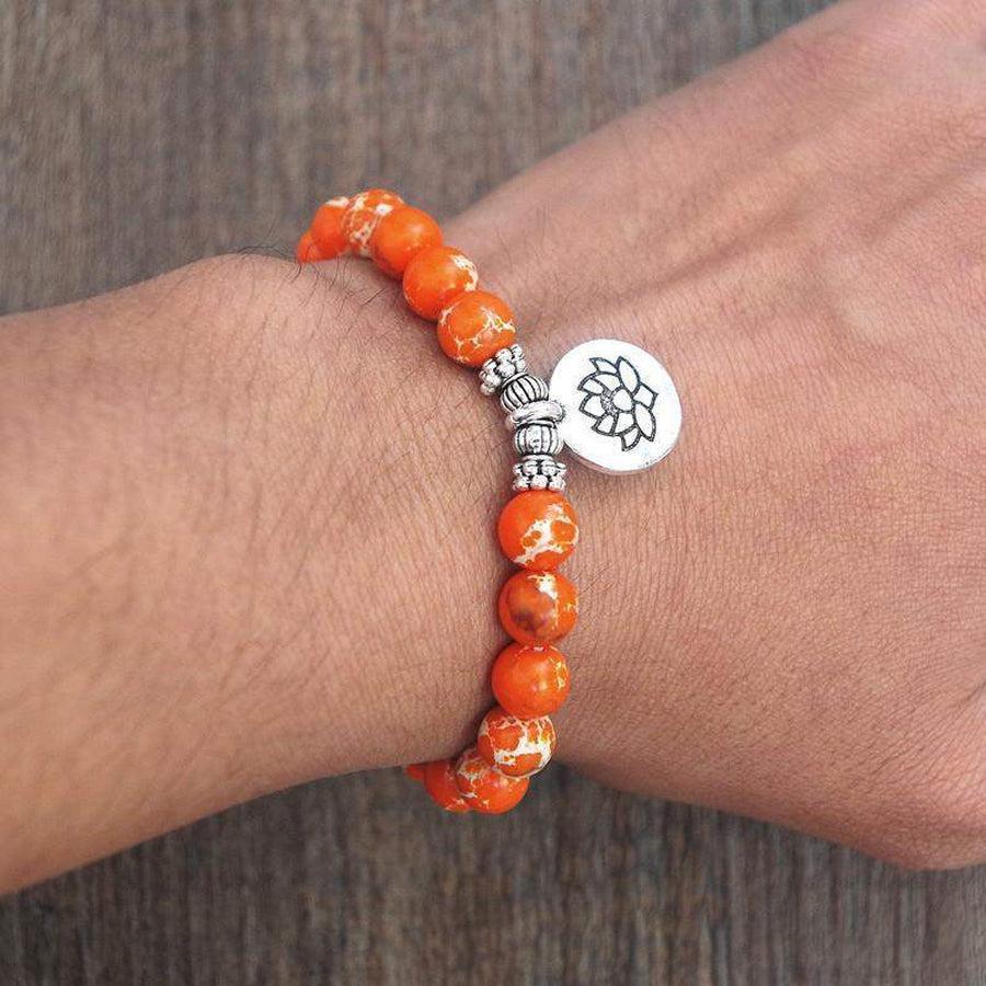 Détail du pendentif lotus sur bracelet calcite orange