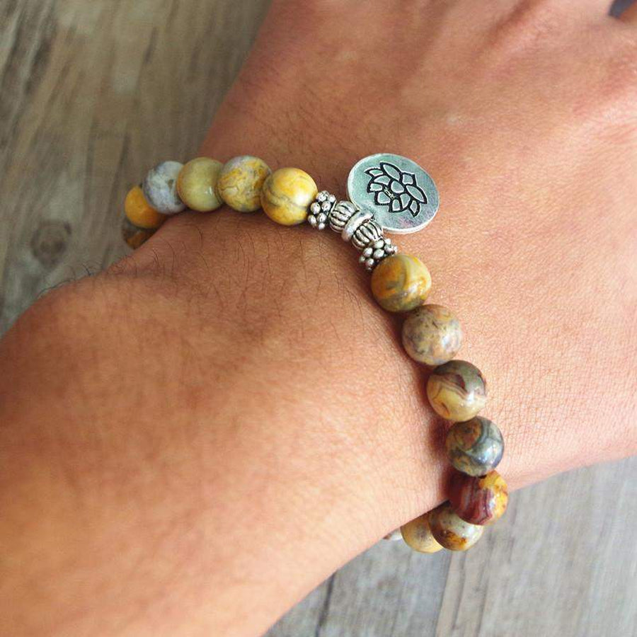 Gros plan sur perles jaspe et pendentif en alliage