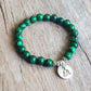 Vue d'ensemble du bracelet avec perles et charme Om