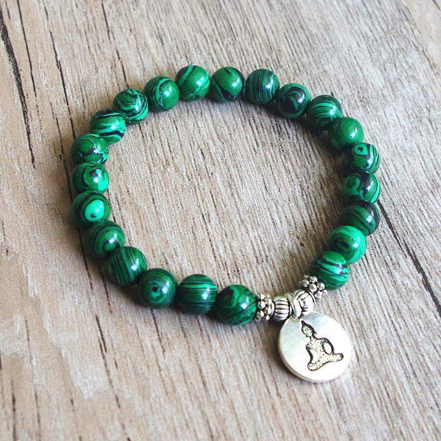 Vue d'ensemble du bracelet avec perles et charme Om