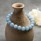 Gros plan sur les perles d'aigue-marine du bracelet