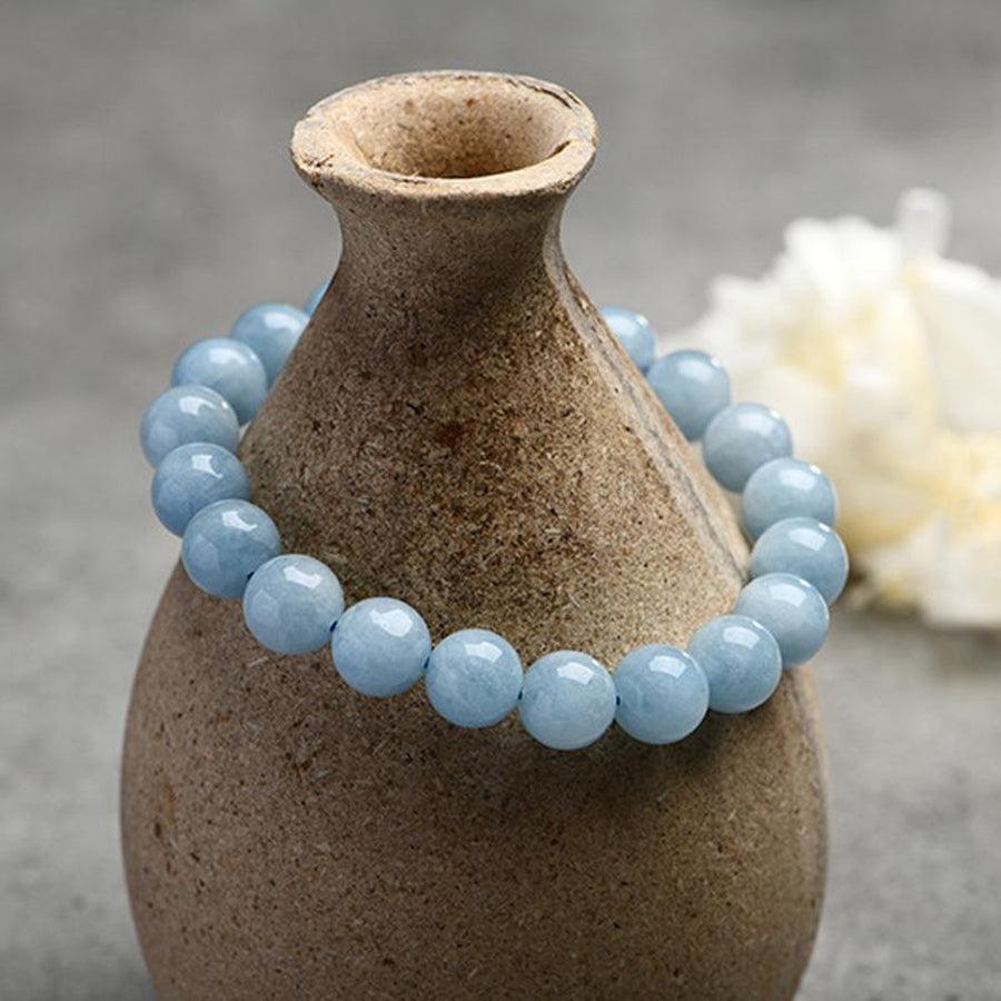 Gros plan sur les perles d'aigue-marine du bracelet