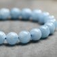 Bracelet en aigue-marine posé sur une surface en bois