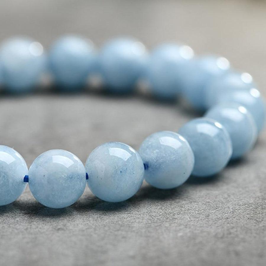 Bracelet en aigue-marine posé sur une surface en bois