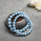 Vue latérale du bracelet en aigue-marine sur fond neutre