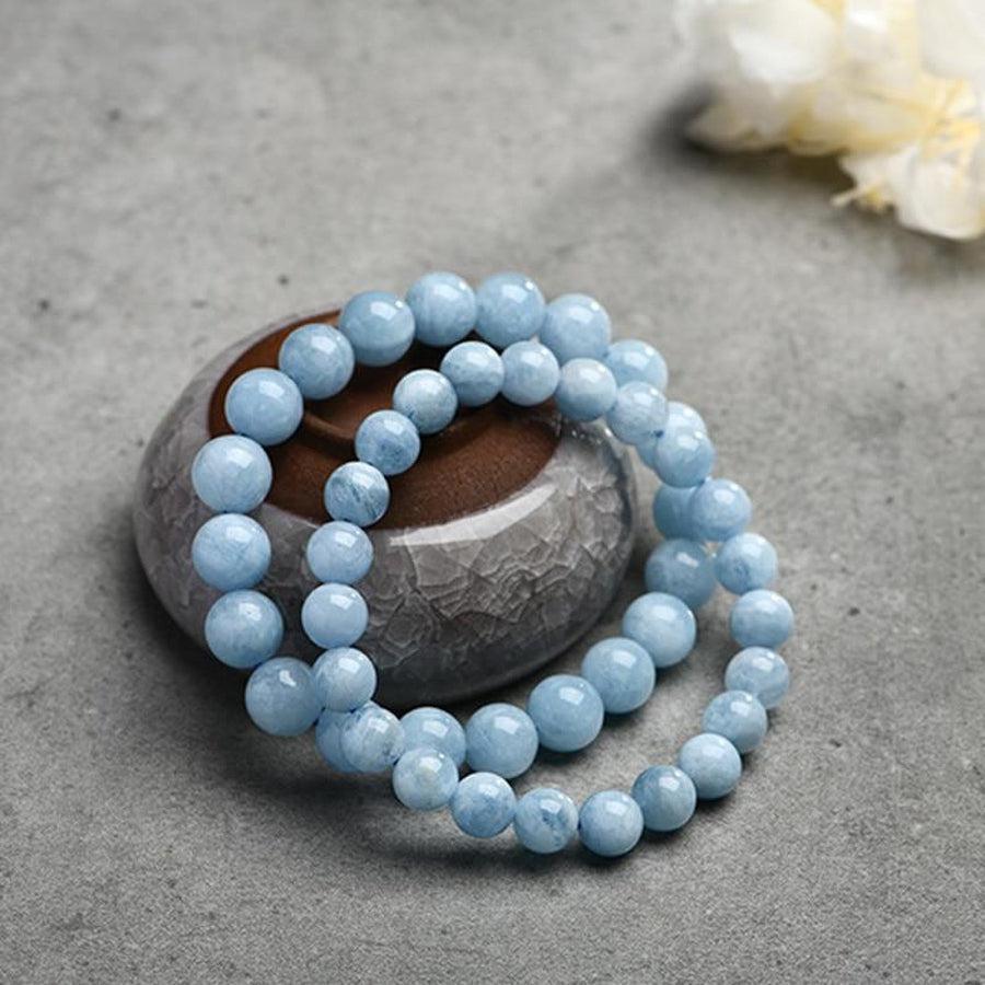Vue latérale du bracelet en aigue-marine sur fond neutre