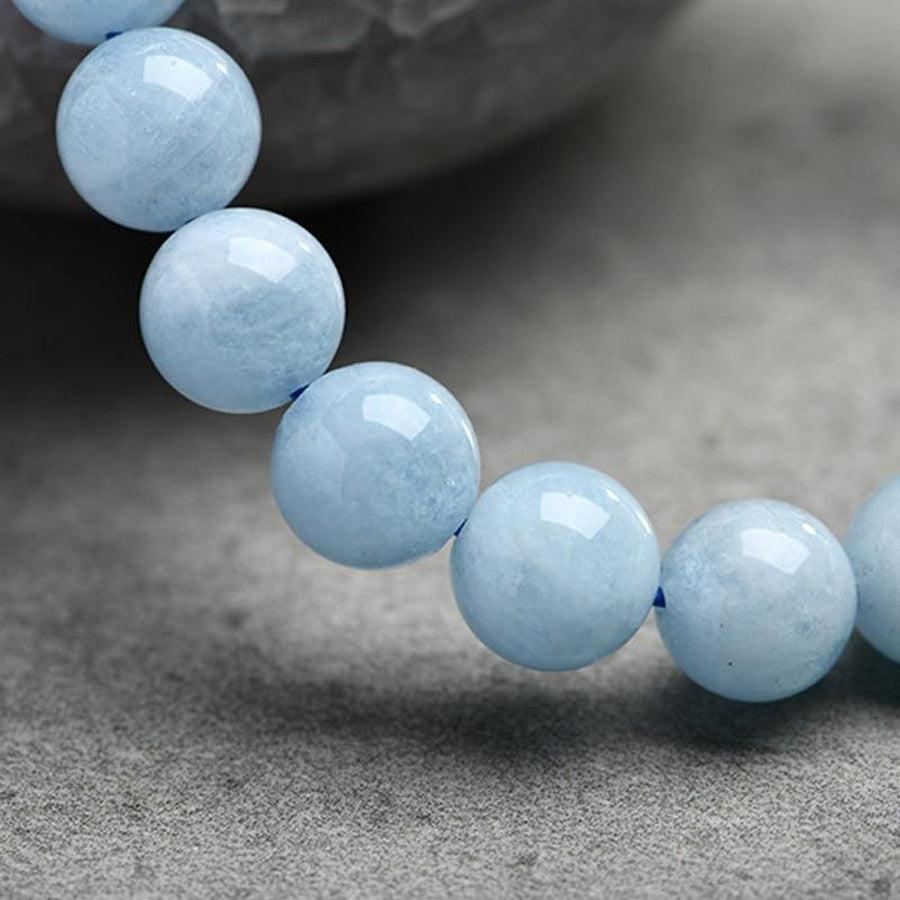 Bracelet en aigue-marine entouré de pierres naturelles