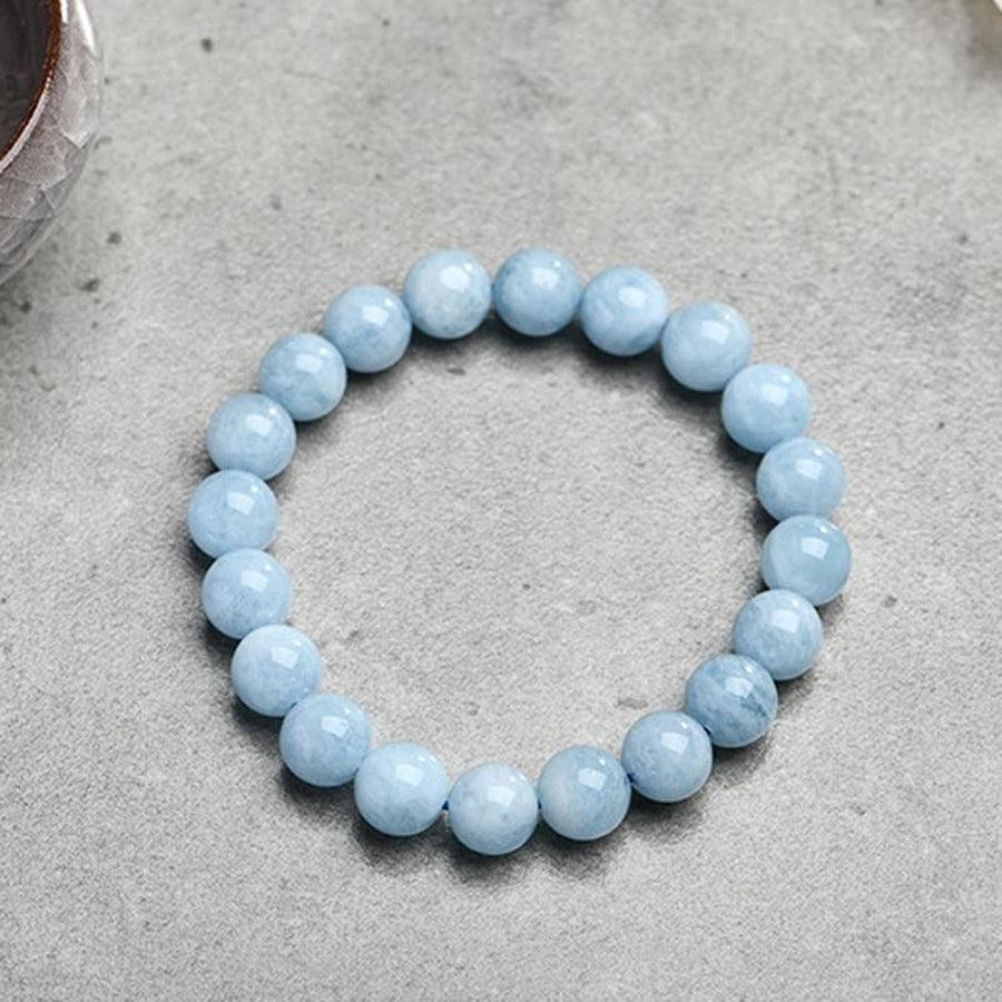 Bracelet en aigue-marine présenté dans une boîte ouverte