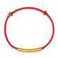 Bracelet rouge avec mantra bouddhiste en gros plan