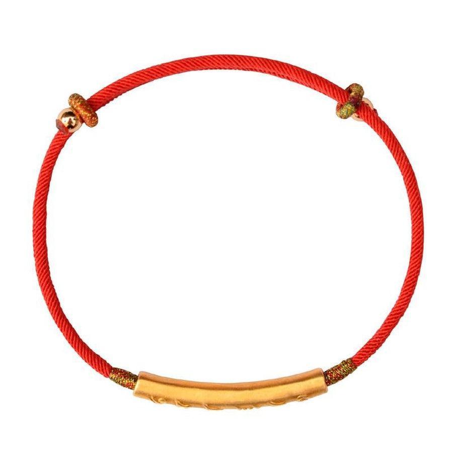 Bracelet rouge avec mantra bouddhiste en gros plan