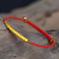 Vue latérale du bracelet rouge et cylindre gravé