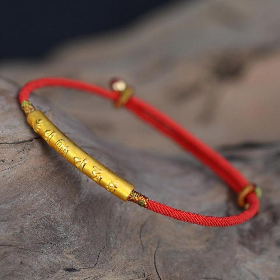 Vue latérale du bracelet rouge et cylindre gravé