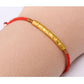 Détail du cordon tissé rouge du bracelet