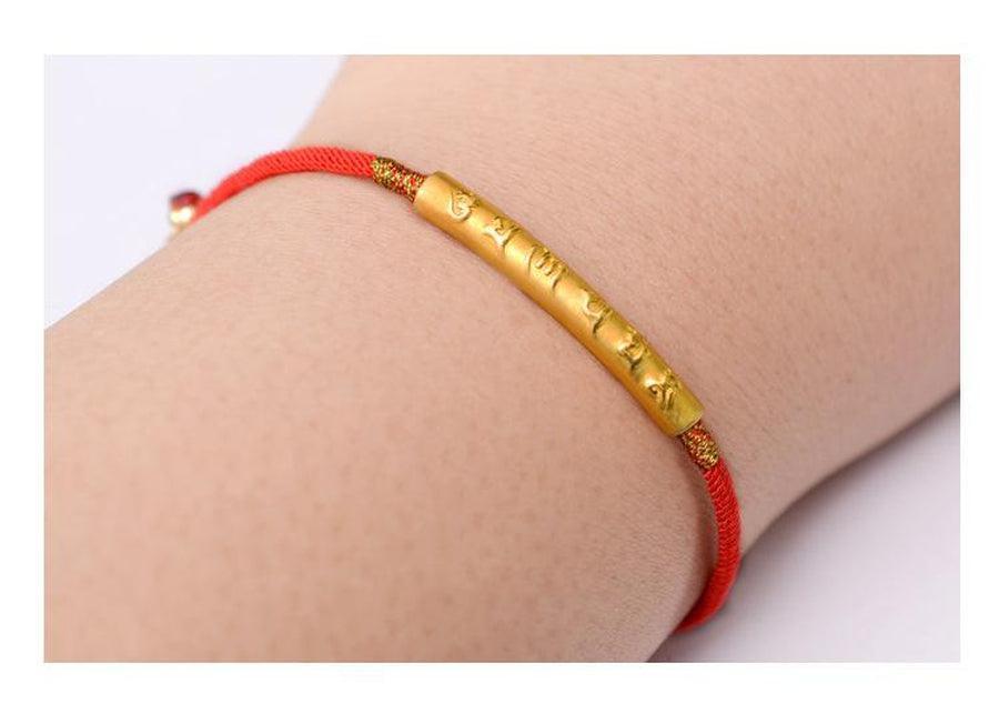 Détail du cordon tissé rouge du bracelet