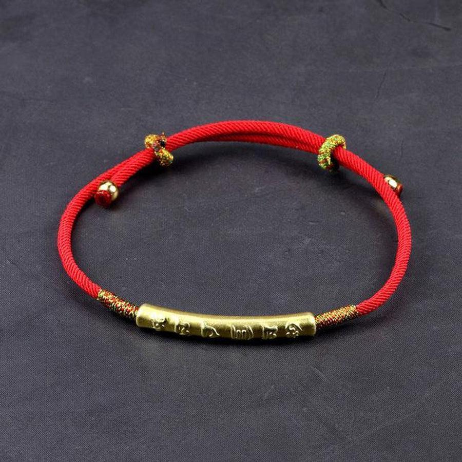 Gros plan sur le cylindre gravé du bracelet