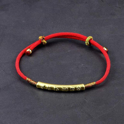 Gros plan sur le cylindre gravé du bracelet
