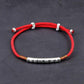Bracelet rouge sur fond neutre, vue détaillée