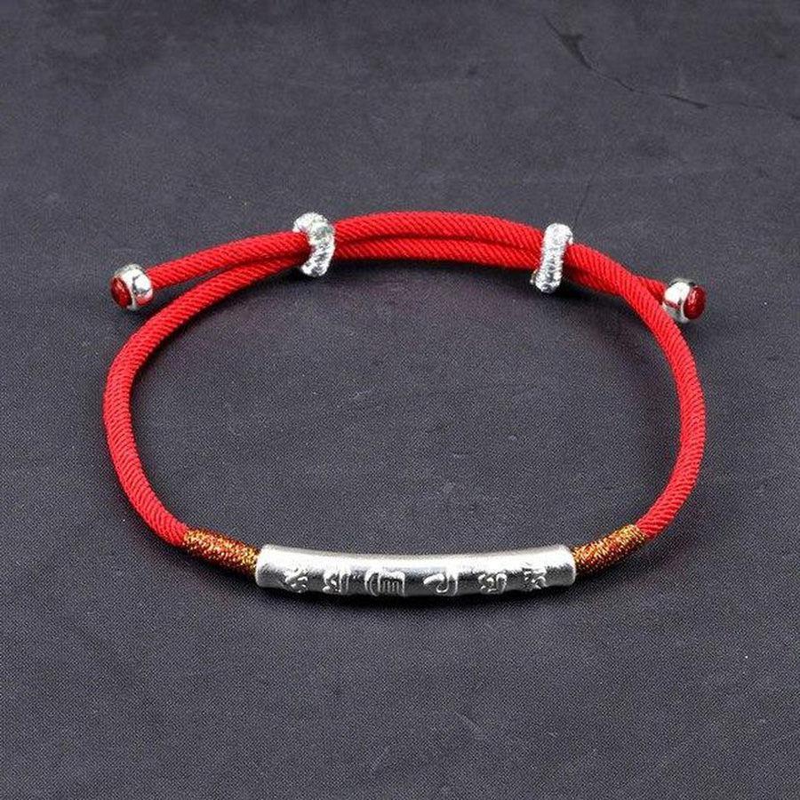 Bracelet rouge sur fond neutre, vue détaillée
