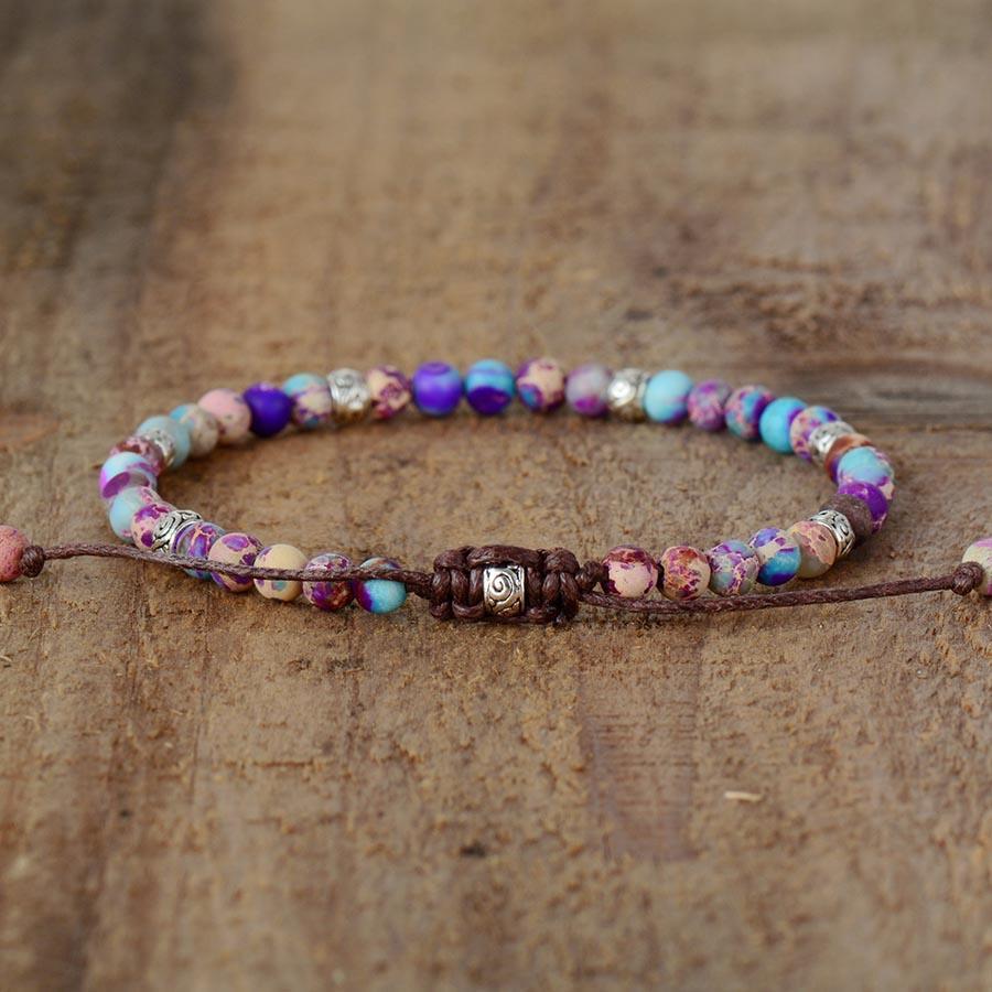Bracelet en jaspe sur cordon de cuir, vue rapprochée