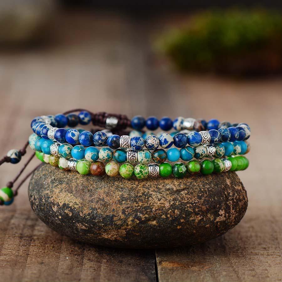 Détail des pierres de jaspe sur bracelet élégant