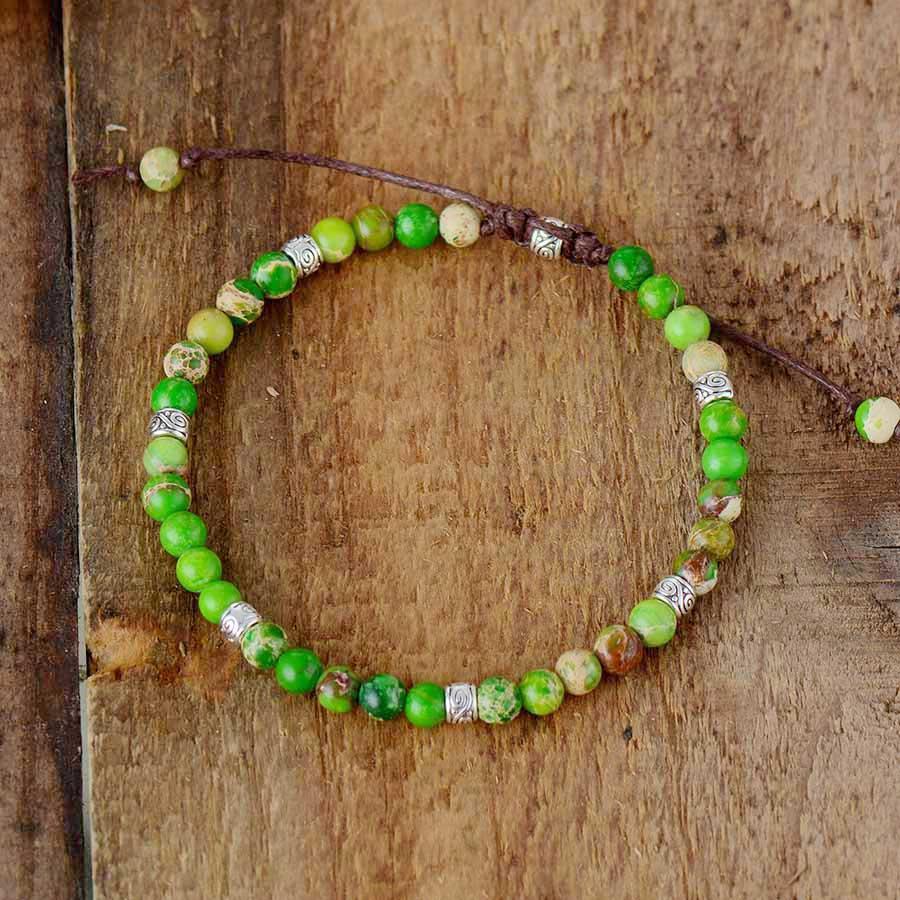 Bracelet en jaspe avec fermoir en métal, gros plan