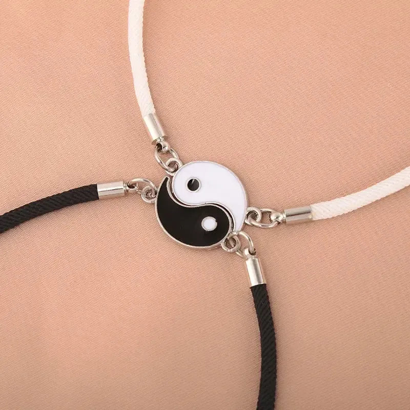 Gros plan sur le symbole Yin Yang en métal argenté