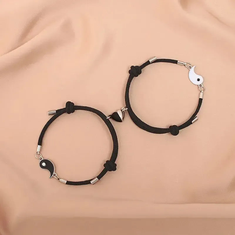 Vue rapprochée du nœud coulissant ajustable du bracelet