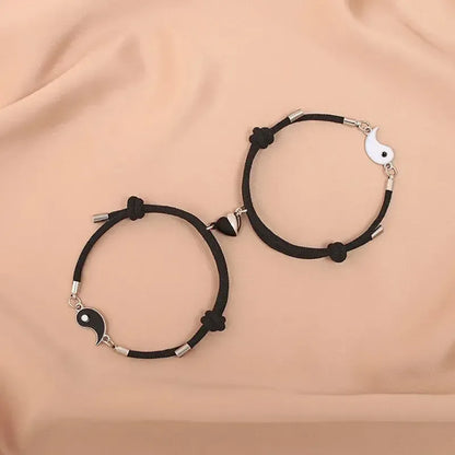 Vue rapprochée du nœud coulissant ajustable du bracelet