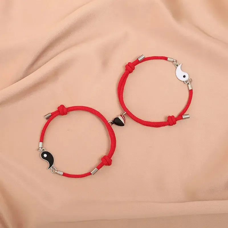 Bracelet Yin Yang rouge et noir sur fond blanc